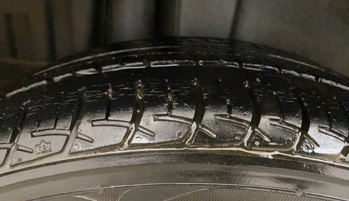 2014 Maruti Swift ZXI, Petrol, Manual, 78,007 km, Right Rear Tyre Tread