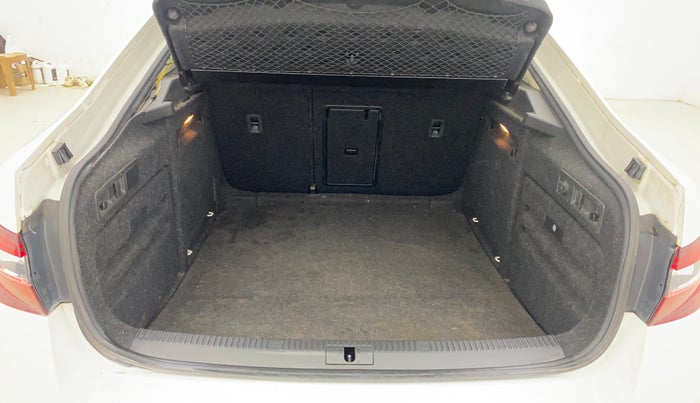 2016 Skoda Superb STYLE 1.8 TSI MT, Petrol, Manual, 48,474 km, Boot Inside