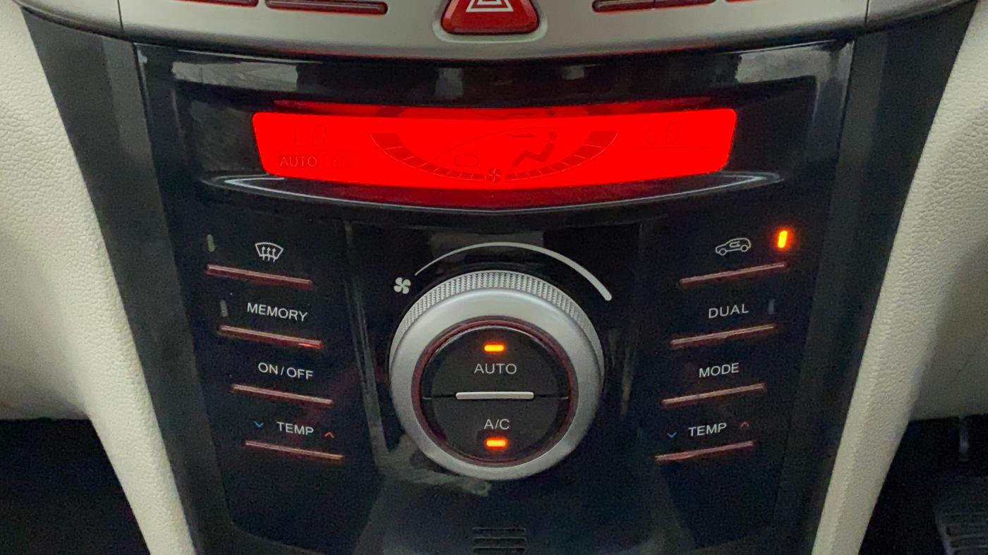 2019 Mahindra XUV300 W8(O) 1.2 PETROL DUAL TONE, Petrol, Manual, 14,483 km, Automatic Climate Control