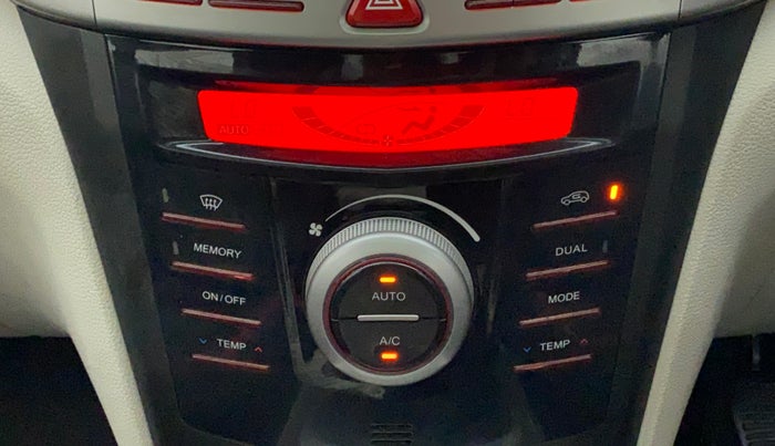 2019 Mahindra XUV300 W8(O) 1.2 PETROL DUAL TONE, Petrol, Manual, 14,483 km, Automatic Climate Control