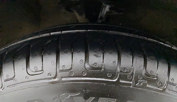 2012 Hyundai i10 MAGNA 1.2, CNG, Manual, Right Front Tyre Tread