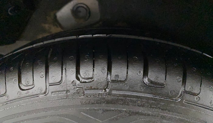 2012 Hyundai i10 MAGNA 1.2, CNG, Manual, Right Rear Tyre Tread