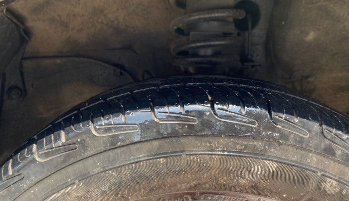 2022 Maruti Alto LXI, CNG, Manual, 70,280 km, Left Front Tyre Tread