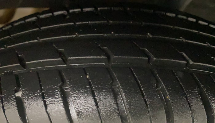 2016 Renault Kwid RXT 0.8, Petrol, Manual, 30,994 km, Left Rear Tyre Tread