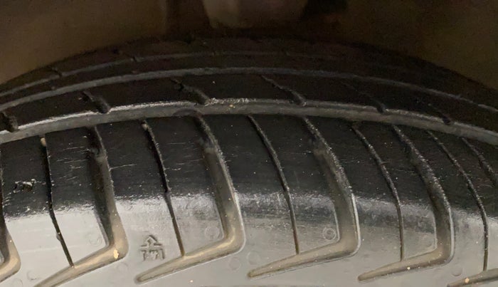 2010 Hyundai i10 MAGNA 1.1, Petrol, Manual, 1,46,275 km, Left Front Tyre Tread