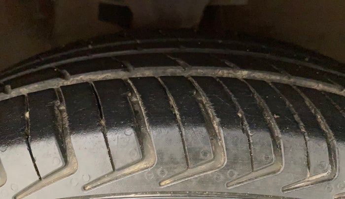 2010 Hyundai i10 MAGNA 1.1, Petrol, Manual, 1,46,275 km, Right Front Tyre Tread