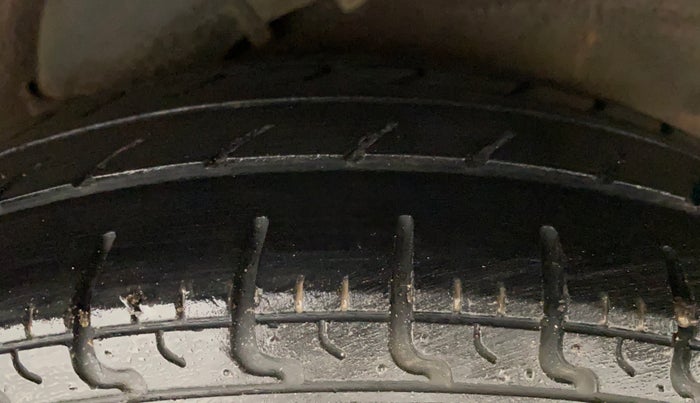 2010 Hyundai i10 MAGNA 1.1, Petrol, Manual, 1,46,275 km, Left Rear Tyre Tread