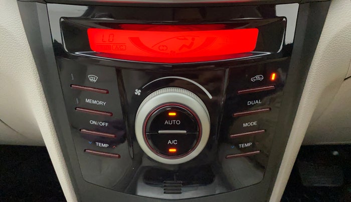 2021 Mahindra XUV300 W8 (O) 1.2 PETROL AMT, Petrol, Automatic, 27,952 km, Multi-Zone Climate Control