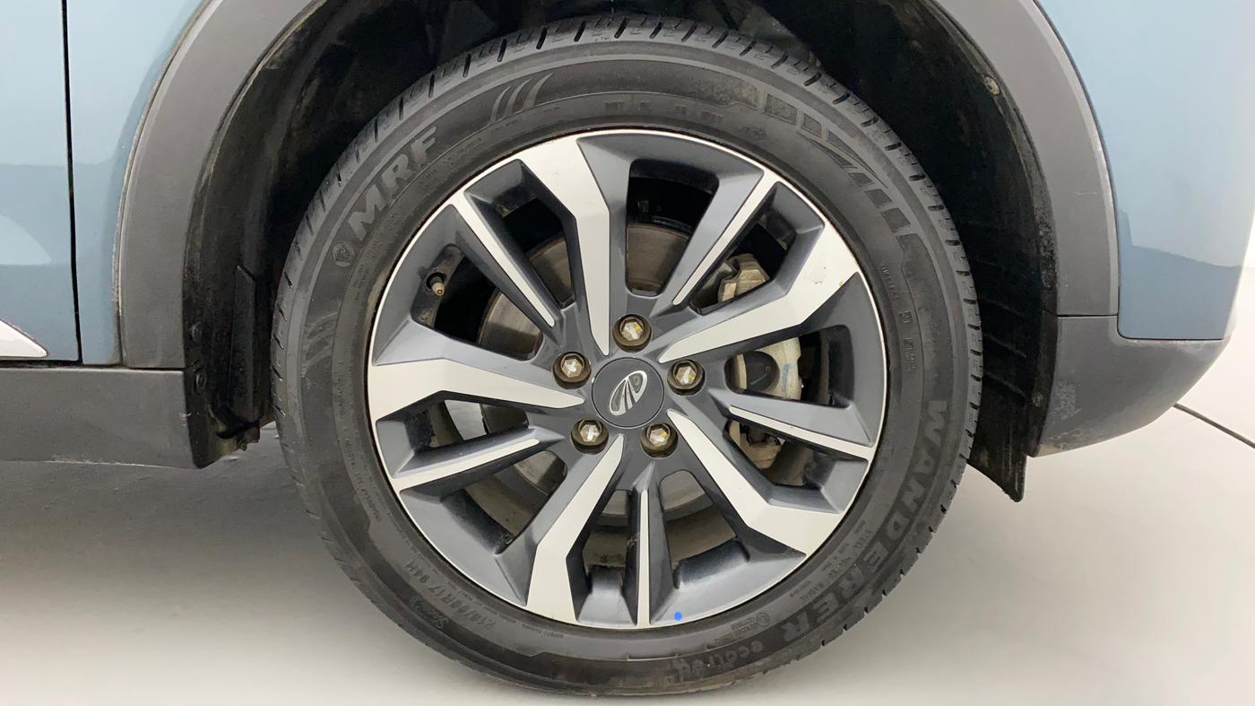 2021 Mahindra XUV300 W8 (O) 1.2 PETROL AMT, Petrol, Automatic, 27,952 km, Right Front Wheel