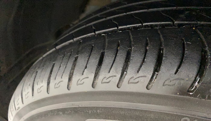 2021 Mahindra XUV300 W8 (O) 1.2 PETROL AMT, Petrol, Automatic, 27,952 km, Left front tyre - Minor crack