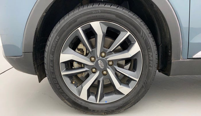 2021 Mahindra XUV300 W8 (O) 1.2 PETROL AMT, Petrol, Automatic, 27,952 km, Left Front Wheel