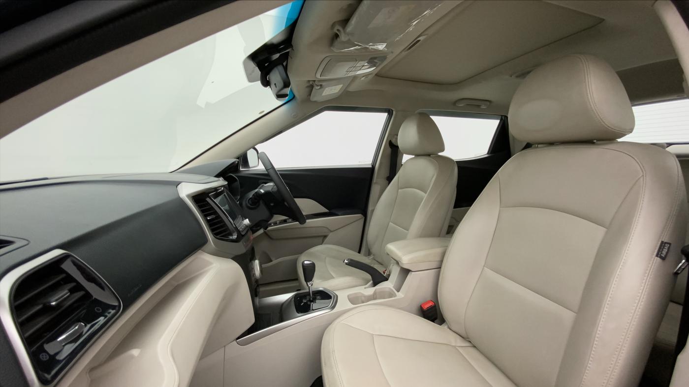 2021 Mahindra XUV300 W8 (O) 1.2 PETROL AMT, Petrol, Automatic, 27,952 km, Right Side Front Door Cabin