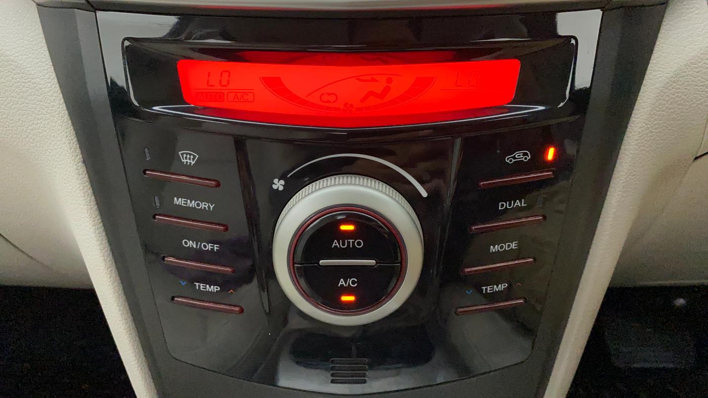 2021 Mahindra XUV300 W8 (O) 1.2 PETROL AMT, Petrol, Automatic, 27,952 km, Automatic Climate Control