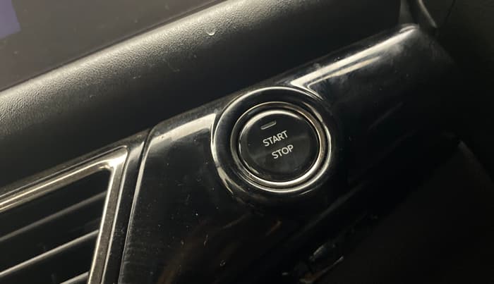 2024 Mahindra XUV700 AX 7 LUXURY P AT 7 STR, Petrol, Automatic, 28,763 km, Keyless Start/ Stop Button