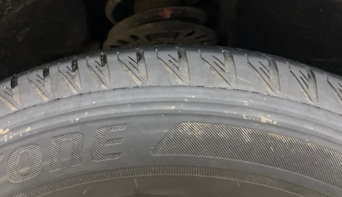 2024 Mahindra XUV700 AX 7 LUXURY P AT 7 STR, Petrol, Automatic, 28,763 km, Right Front Tyre Tread