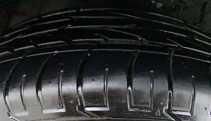2021 Mahindra XUV300 1.2 W6 MT, Petrol, Manual, 9,814 km, Right Front Tyre Tread