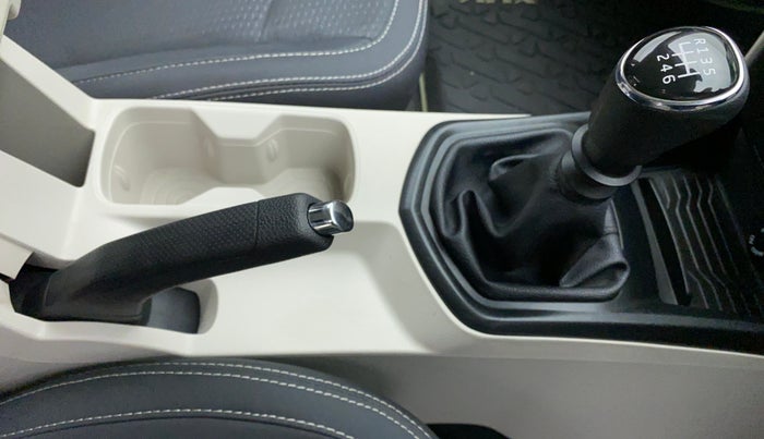 2021 Mahindra XUV300 1.2 W6 MT, Petrol, Manual, 9,814 km, Gear Lever