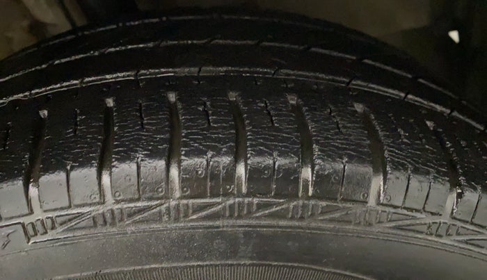 2011 Toyota Etios G, Petrol, Manual, 88,605 km, Left Front Tyre Tread