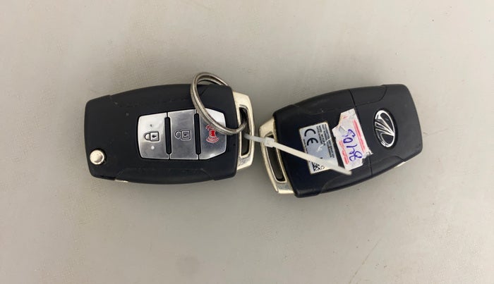 2021 Mahindra XUV300 W8 (O) 1.2 PETROL, Petrol, Manual, 1,22,446 km, Key Close Up