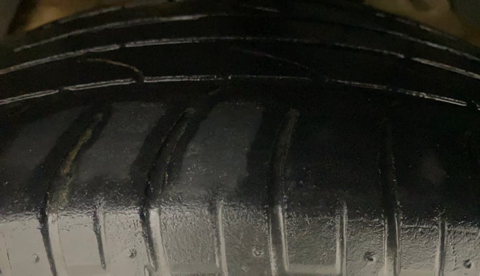 2021 Mahindra XUV300 W8 (O) 1.2 PETROL, Petrol, Manual, 1,22,446 km, Left Front Tyre Tread