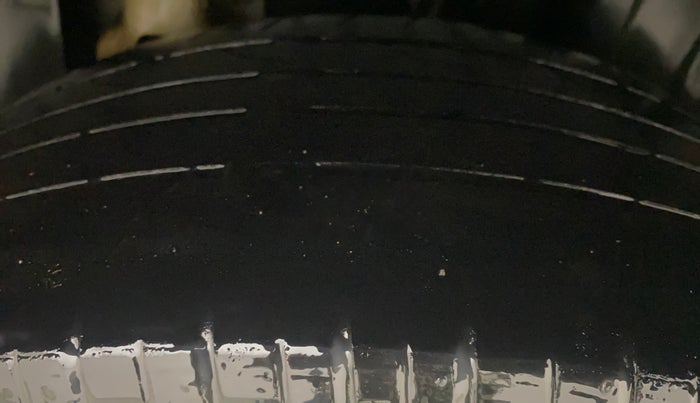 2021 Mahindra XUV300 W8 (O) 1.2 PETROL, Petrol, Manual, 1,22,446 km, Left Rear Tyre Tread