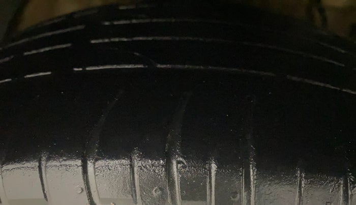 2021 Mahindra XUV300 W8 (O) 1.2 PETROL, Petrol, Manual, 1,22,446 km, Right Front Tyre Tread