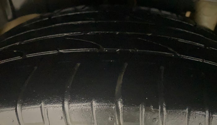 2021 Mahindra XUV300 W8 (O) 1.2 PETROL, Petrol, Manual, 1,22,446 km, Right Rear Tyre Tread