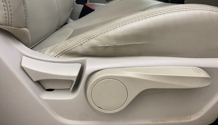 2021 Mahindra XUV300 W8 (O) 1.2 PETROL, Petrol, Manual, 1,22,446 km, Driver Side Adjustment Panel