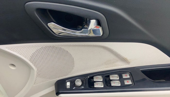 2021 Mahindra XUV300 W8 (O) 1.2 PETROL, Petrol, Manual, 1,22,446 km, Driver Side Door Panels Control