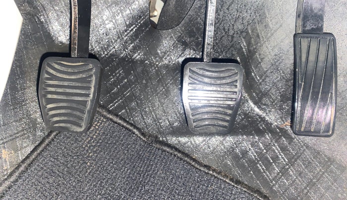 2021 Mahindra XUV300 W8 (O) 1.2 PETROL, Petrol, Manual, 1,22,446 km, Pedals