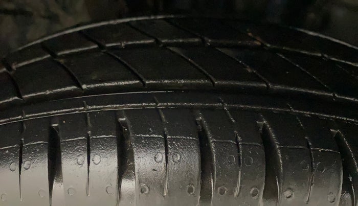 2020 Renault Kwid CLIMBER 1.0 AMT (O), Petrol, Automatic, 13,991 km, Right Front Tyre Tread