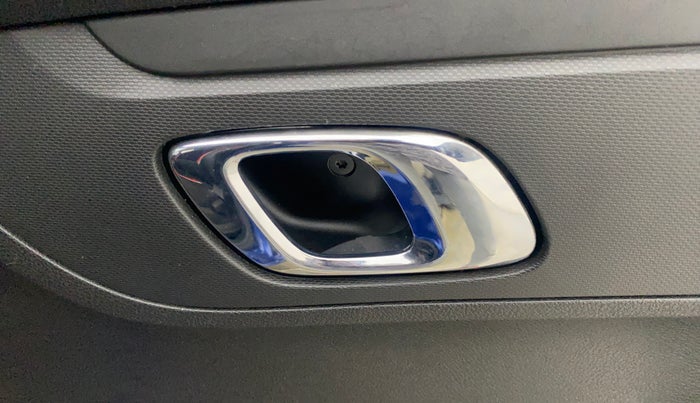 2020 Renault Kwid CLIMBER 1.0 AMT (O), Petrol, Automatic, 13,991 km, Driver Side Door Panels Control