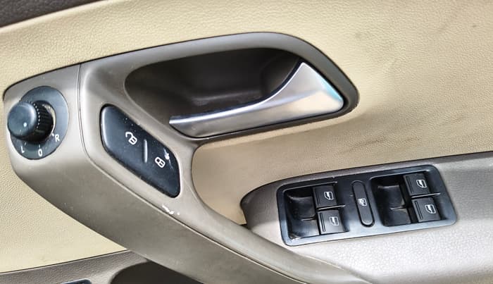2014 Volkswagen Vento HIGHLINE 1.6 MPI, Petrol, Manual, 91,016 km, Driver Side Door Panels Control
