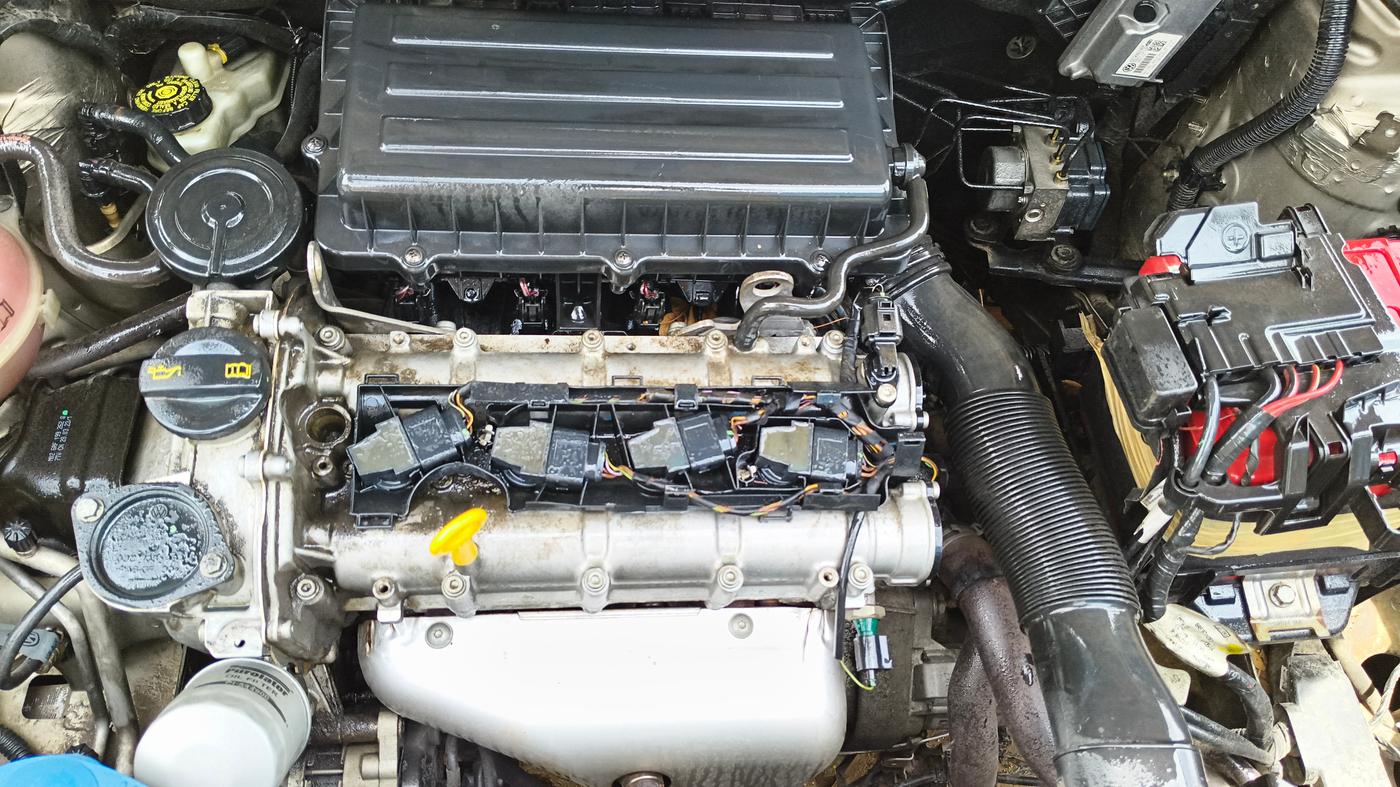 2014 Volkswagen Vento HIGHLINE 1.6 MPI, Petrol, Manual, 91,016 km, Engine View