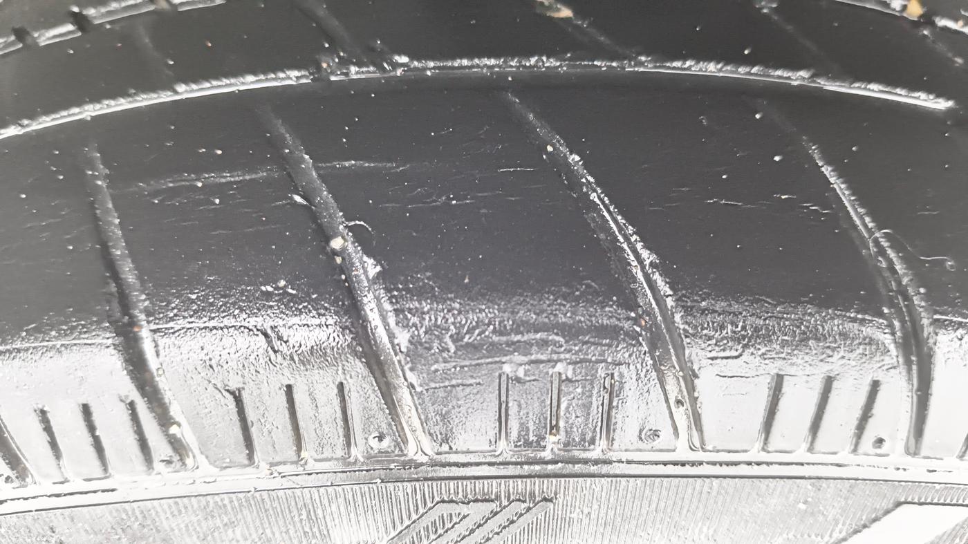 2014 Volkswagen Vento HIGHLINE 1.6 MPI, Petrol, Manual, 91,016 km, Left Front Tyre Tread