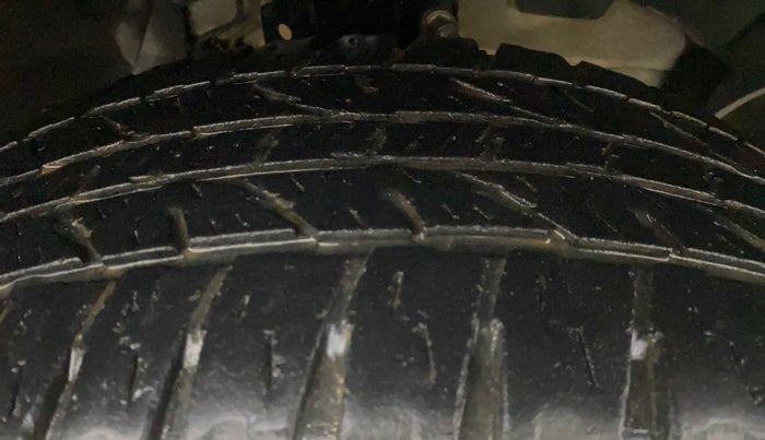 2015 Renault Duster 85 PS RXL DIESEL, Diesel, Manual, 1,46,319 km, Right Front Tyre Tread