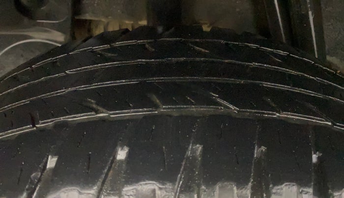 2015 Renault Duster 85 PS RXL DIESEL, Diesel, Manual, 1,46,319 km, Right Rear Tyre Tread