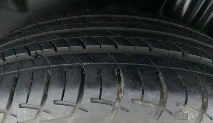 2022 Volkswagen Vento HIGHLINE PLUS 1.0L TSI AT, Petrol, Automatic, 28,387 km, Left Rear Tyre Tread