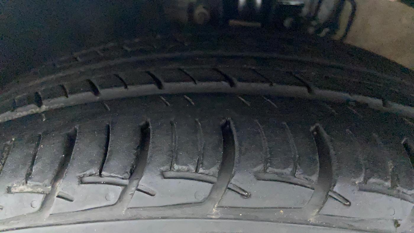 2022 Volkswagen Vento HIGHLINE PLUS 1.0L TSI AT, Petrol, Automatic, 28,387 km, Left Front Tyre Tread