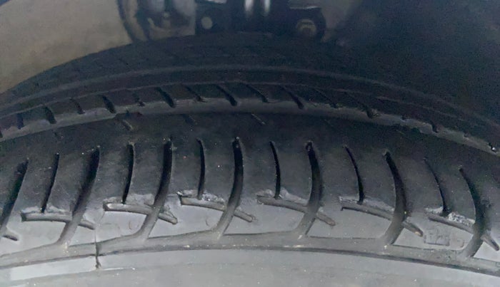 2022 Volkswagen Vento HIGHLINE PLUS 1.0L TSI AT, Petrol, Automatic, 28,387 km, Right Front Tyre Tread