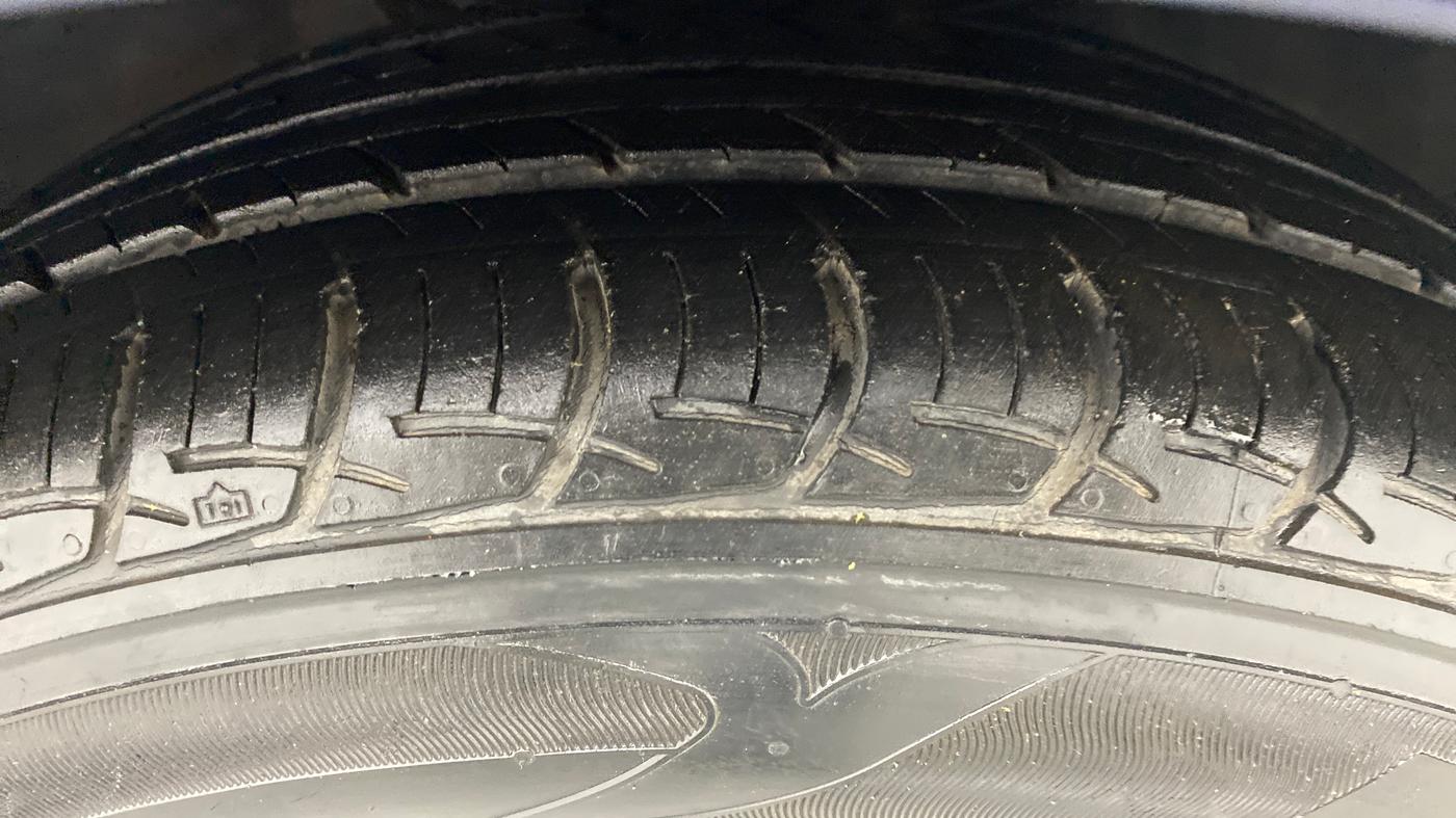 2013 Volkswagen Vento HIGHLINE DIESEL, Diesel, Manual, 97,053 km, Right Front Tyre Tread