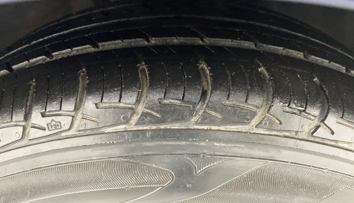 2013 Volkswagen Vento HIGHLINE DIESEL, Diesel, Manual, 97,053 km, Right Front Tyre Tread