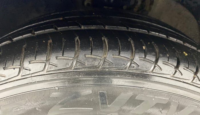 2013 Volkswagen Vento HIGHLINE DIESEL, Diesel, Manual, 97,053 km, Left Front Tyre Tread