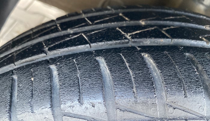 2022 Hyundai AURA S 1.2 CNG, CNG, Manual, 54,468 km, Left Front Tyre Tread