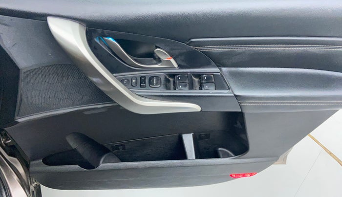 2018 Mahindra XUV500 W11, Diesel, Manual, 43,774 km, Driver Side Door Panels Control
