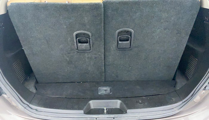 2018 Mahindra XUV500 W11, Diesel, Manual, 43,774 km, Boot Inside
