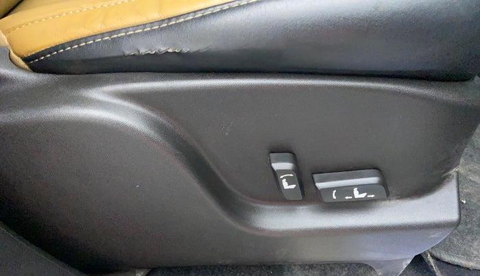 2018 Mahindra XUV500 W11, Diesel, Manual, 43,774 km, Driver Side Adjustment Panel