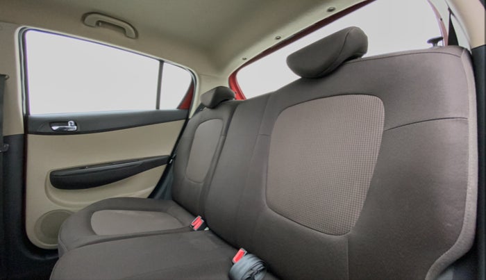 2013 Hyundai i20 SPORTZ 1.4 AT VTVT, Petrol, Automatic, 36,961 km, Right Side Rear Door Cabin View
