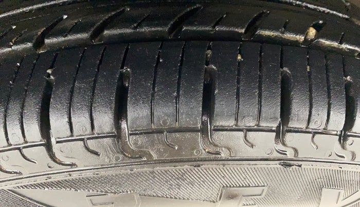 2017 Renault Kwid RXT 1.0, Petrol, Manual, 65,197 km, Left Front Tyre Tread