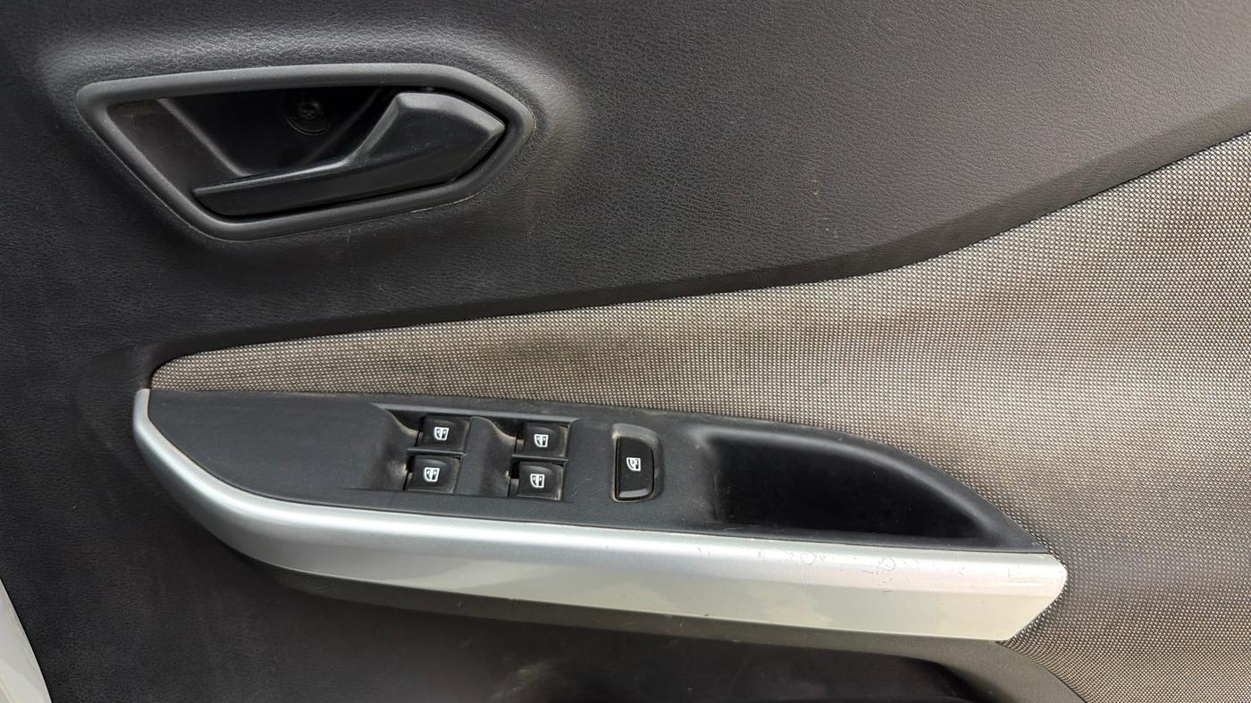 2022 Nissan MAGNITE XE, Petrol, Manual, 73,576 km, Driver Side Door Panels Control